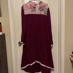 Shukr hi low modest top. Floral design at top and bottom. 2XL